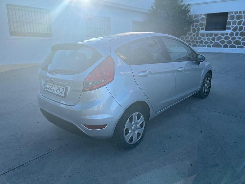 Usado Ford Fiesta 70 CV (51 kW) 2011 Gris plata Utilitario