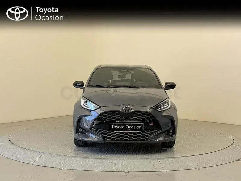 Usado Toyota Yaris Hybrid Sport 130 CV (95 kW) 2025 Gris / plata Berlina