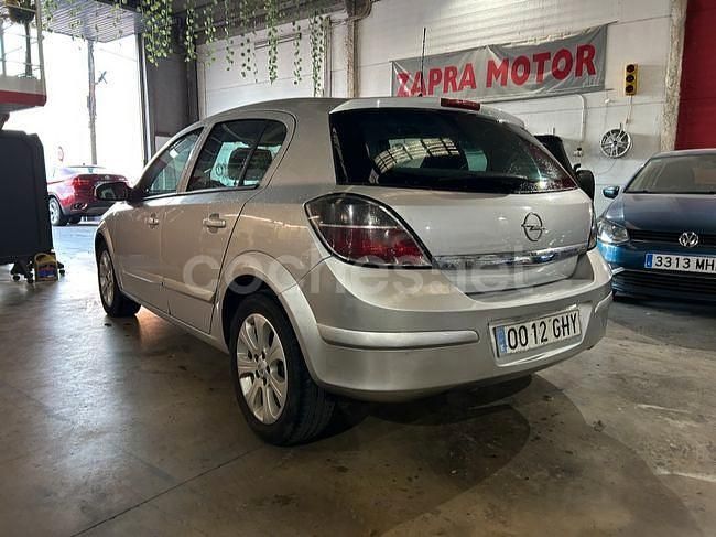 Usado Opel Astra Essentia 90 CV (66 kW) 2008 Gris / plata Berlina