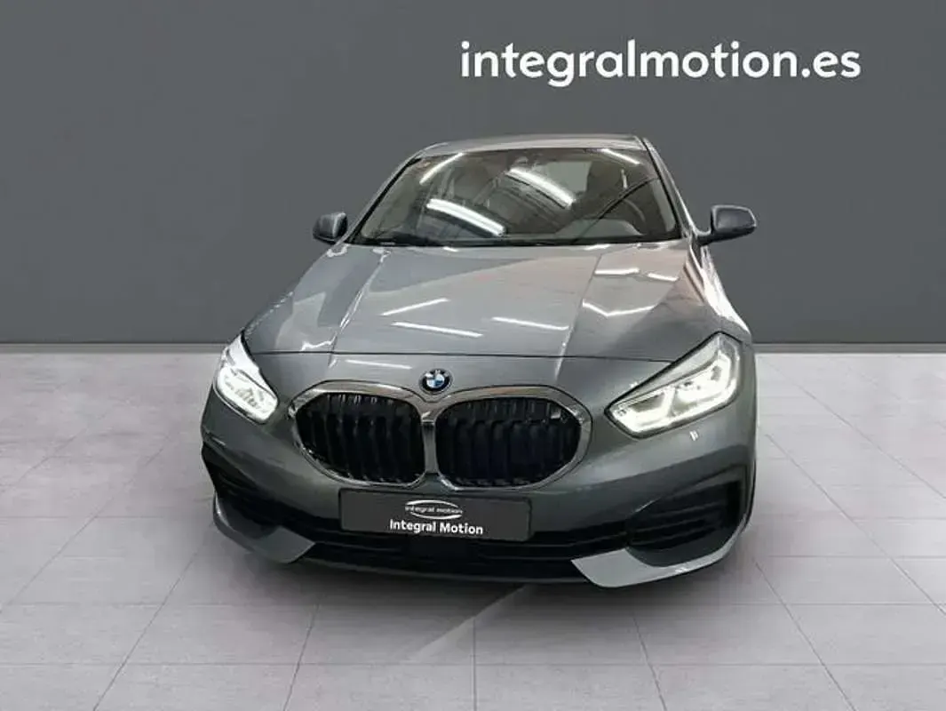 Usado BMW 118 150 CV (110 kW) 2023 Gris Utilitario