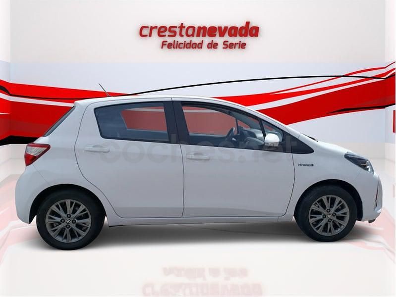 Usado Toyota Yaris Hybrid Active 100 CV (73 kW) 2020 Blanco Berlina