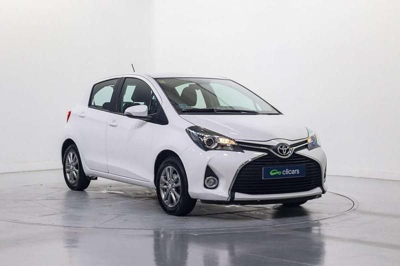 Usado Toyota Yaris Active 99 CV (72 kW) 2015 Blanco Utilitario