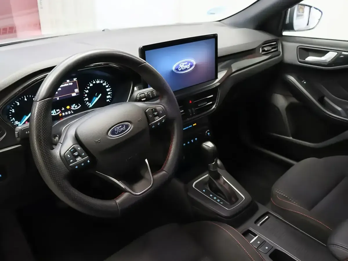 Usado Ford Focus ST-Line 155 CV (114 kW) 2024 Gris Familiar