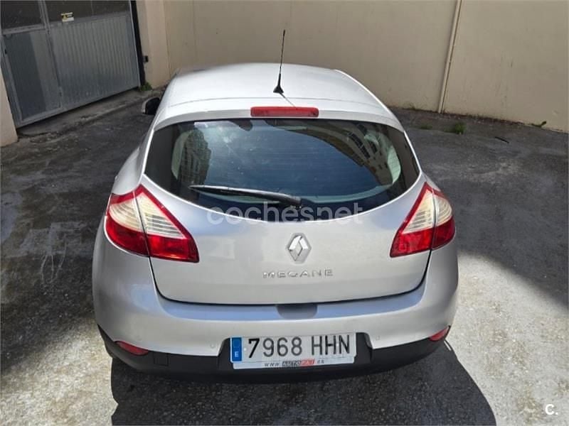 Usado Renault Mégane Dynamique 110 CV (80 kW) 2011 Gris / plata Berlina