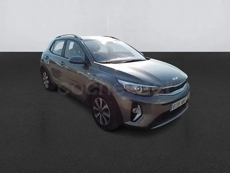 Usado Kia Stonic 101 CV (74 kW) 2023 Gris / plata SUV