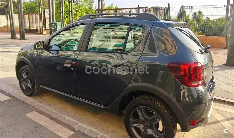 Usado Dacia Sandero 90 CV (66 kW) 2017 Gris / plata Berlina