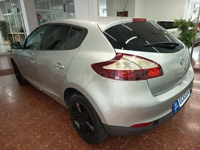 Usado Renault Mégane Business 95 CV (69 kW) 2015 Gris / plata Berlina