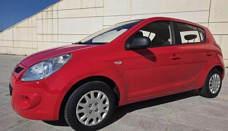 Rojo Usado 2010 Hyundai i20 Berlina | 5499 € (Buen precio) - Imagen 1/4