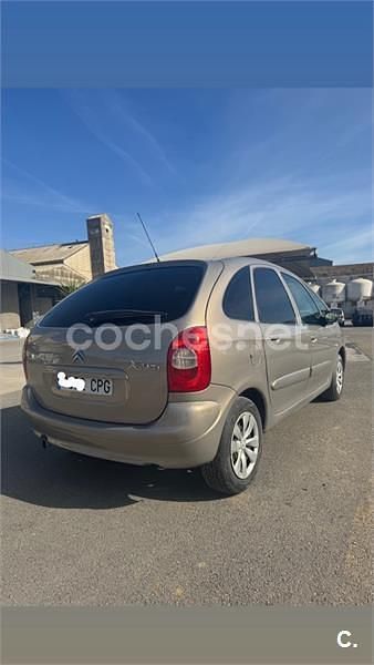 Usado Citroën Xsara Picasso Exclusive 90 CV (66 kW) 2003 Beige Monovolumen