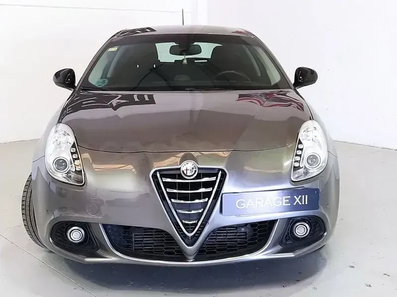 Usado Alfa Romeo Giulietta 150 CV (110 kW) 2016 Gris / plata Utilitario