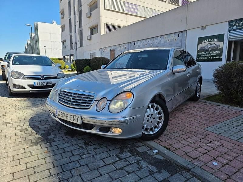 Usado Mercedes E320 Avantgarde 204 CV (150 kW) 2004 Gris / plata Berlina
