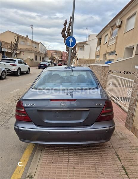 Usado Mercedes E270 Avantgarde 177 CV (130 kW) 2004 Azul Berlina