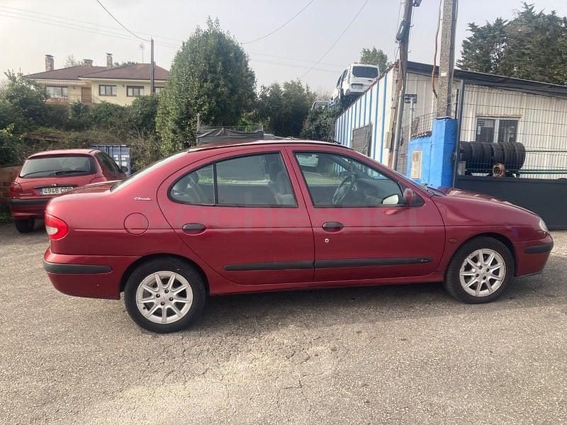 Usado Renault Mégane Authentique 110 CV (80 kW) 2000 Granate Berlina