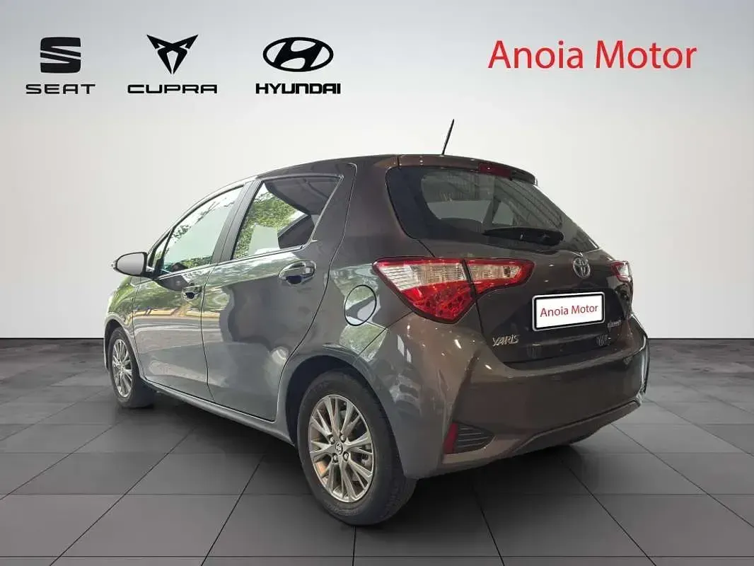 Usado Toyota Yaris Hybrid Active 99 CV (72 kW) 2019 Gris Utilitario
