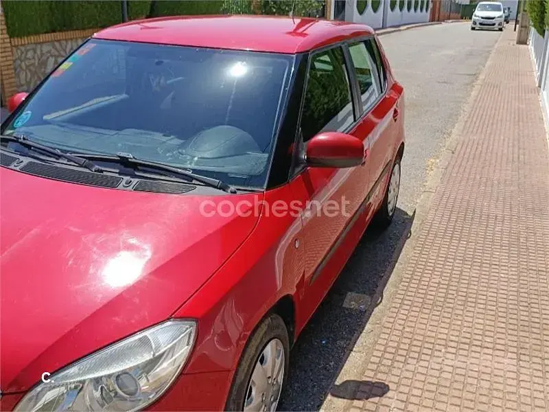 Usado Skoda Fabia Ambition 60 CV (44 kW) 2012 Rojo Berlina