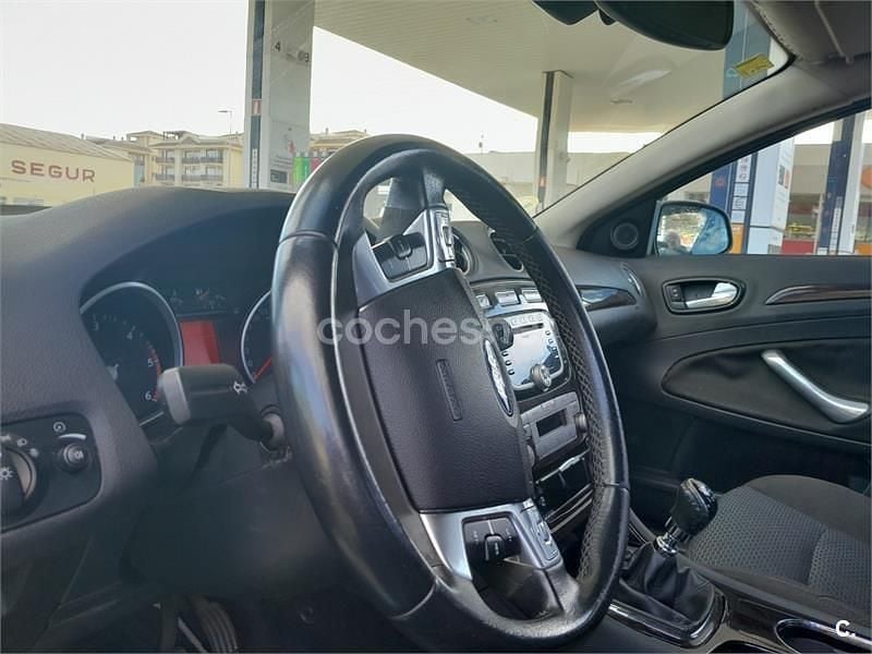 Usado Ford Mondeo Ghia 140 CV (102 kW) 2008 Amarillo Berlina