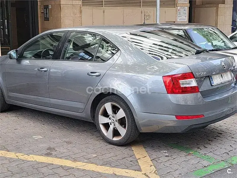 Usado Skoda Octavia Elegance 150 CV (110 kW) 2013 Gris / plata Berlina