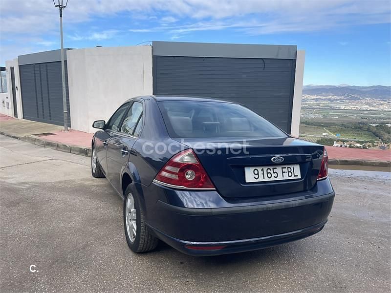 Usado Ford Mondeo Trend 130 CV (95 kW) 2006 Azul Berlina