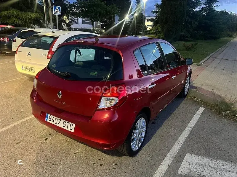 Begagnad Renault Clio II Authentique 86 HK (63 kW) 2009 Röd Sedan