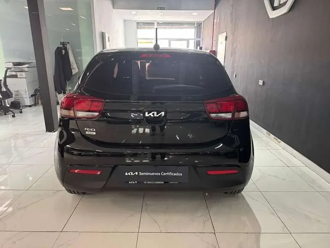 Usado Kia Rio 101 CV (74 kW) 2023 Negro Utilitario