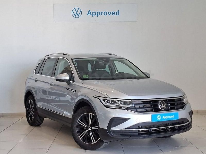 Usado VW Tiguan Life 150 CV (110 kW) 2023 Gris / plata SUV
