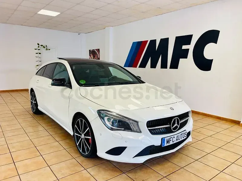 Usado Mercedes CLA220 Shooting Brake Urban 177 CV (130 kW) 2015 Blanco Familiar