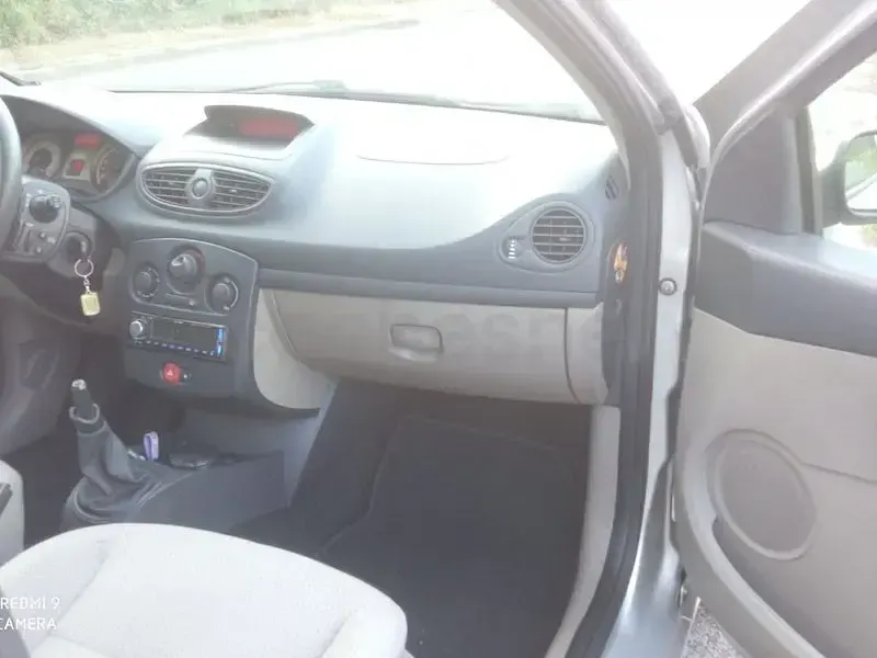 Usado Renault Clio II Dynamique 100 CV (73 kW) 2006 Gris / plata Berlina