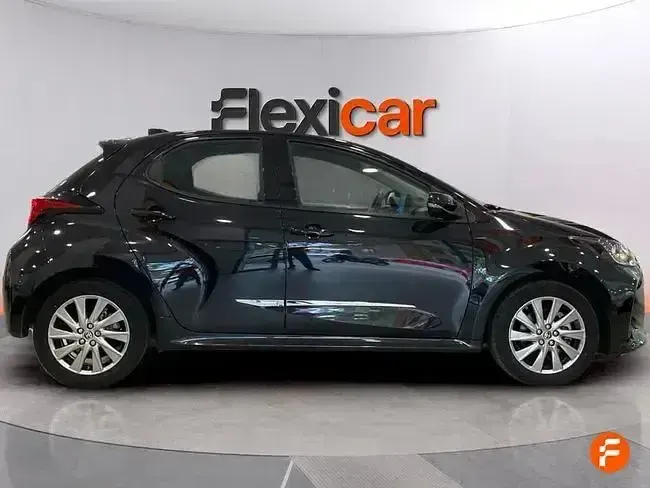 Usado Toyota Yaris Hybrid Active 116 CV (85 kW) 2022 Negro