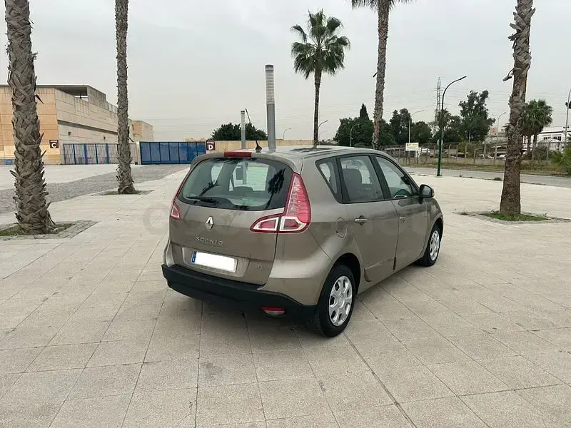 Usado Renault Scénic III Dynamique 110 CV (80 kW) 2011 Beige Monovolumen