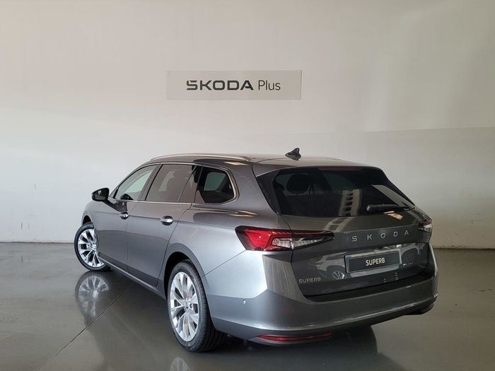 Usado Skoda Superb Selection 150 CV (110 kW) 2024 Gris Familiar