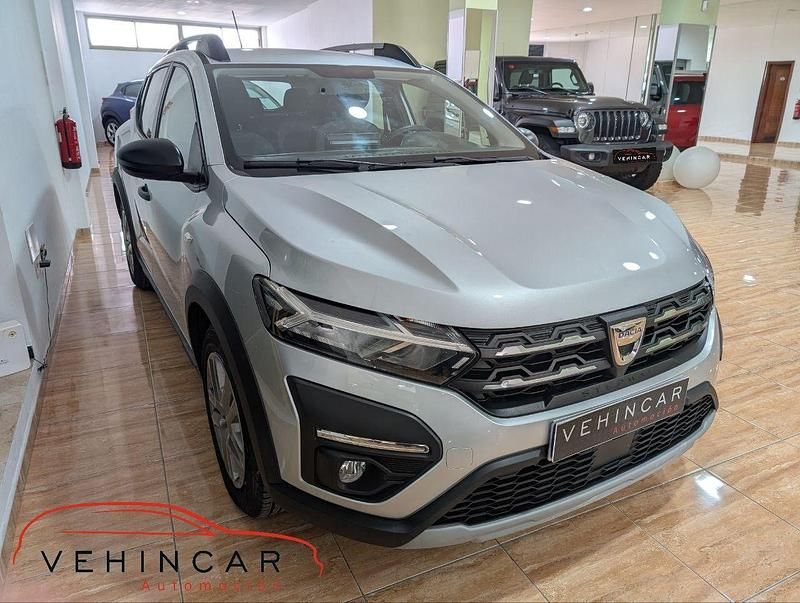 Usado Dacia Sandero Comfort 91 CV (66 kW) 2022 Gris / plata Utilitario