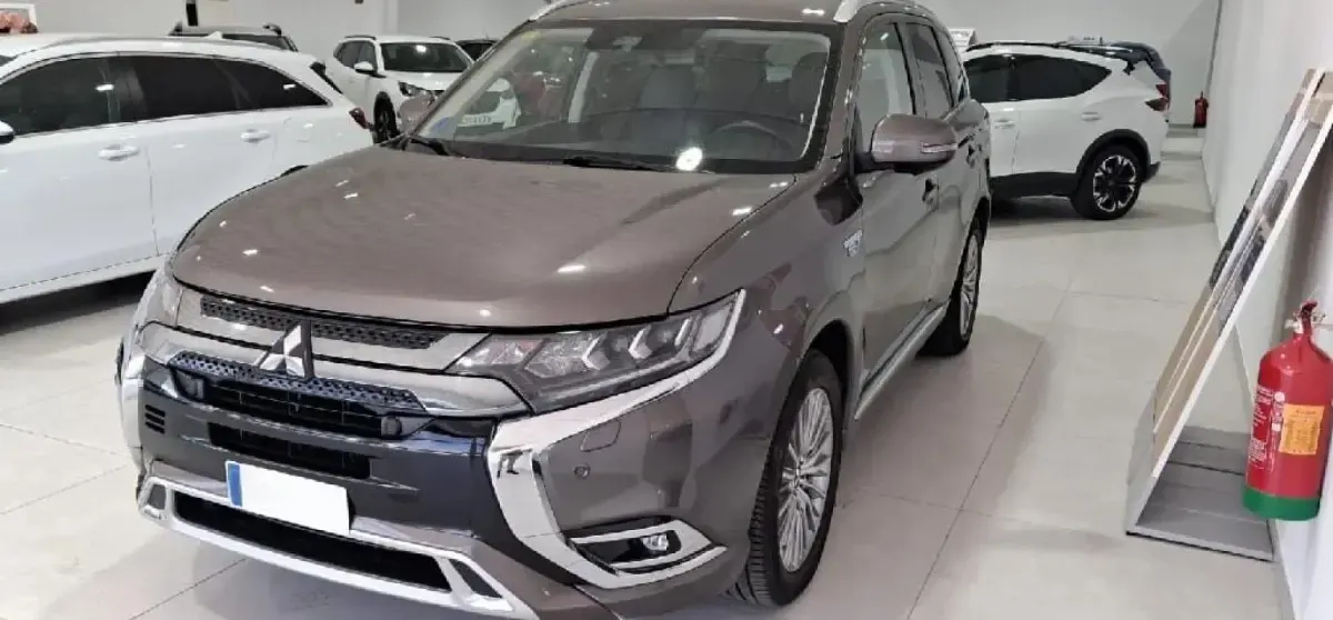 Usado Mitsubishi Outlander 224 CV (164 kW) 2020 Marron SUV