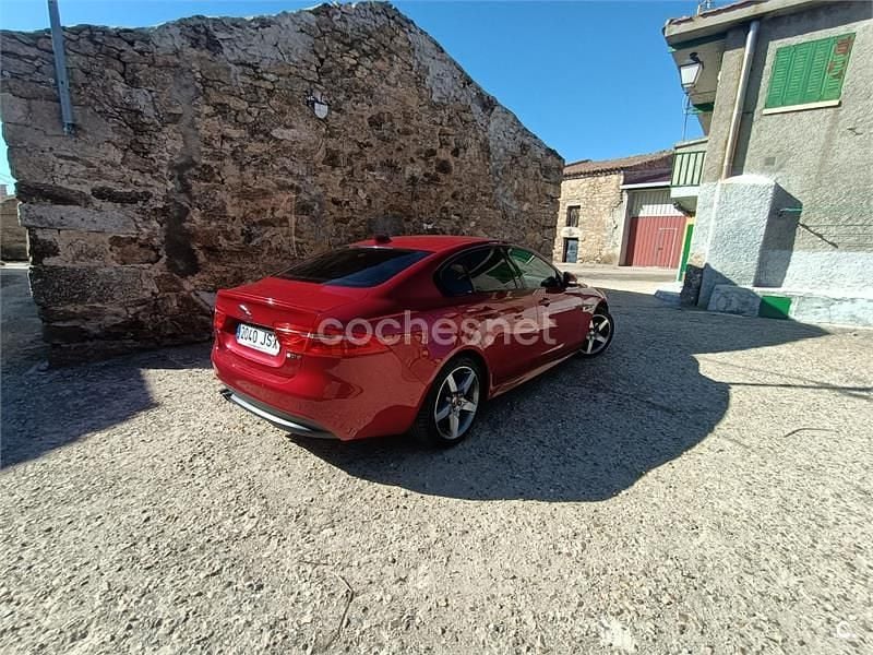 Usado Jaguar XE R-Sport 180 CV (132 kW) 2016 Rojo Berlina
