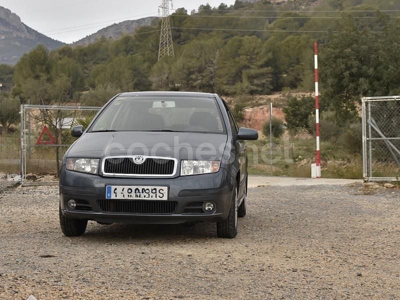 Gris / plata Usado 2007 Skoda Fabia Berlina | 4390 € (Precio justo) - Imagen 1/4