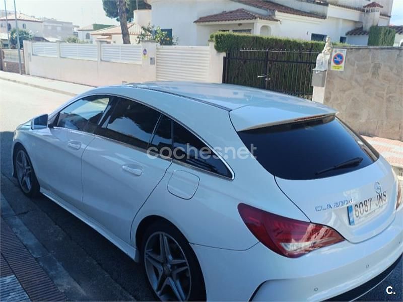 Usado Mercedes CLA200 Shooting Brake AMG line 136 CV (100 kW) 2016 Blanco Familiar