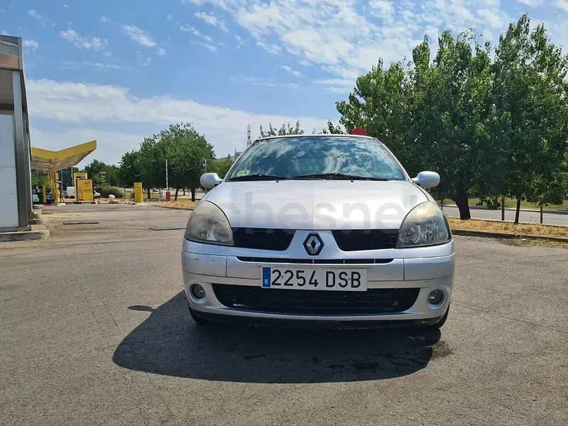 Usado Renault Clio II 60 CV (44 kW) 2006 Gris / plata Berlina
