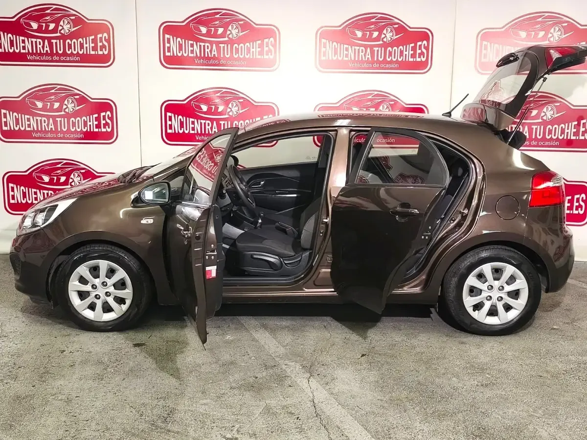 Usado Kia Rio 86 HP (63 kW) 2014 Castanho Citadino