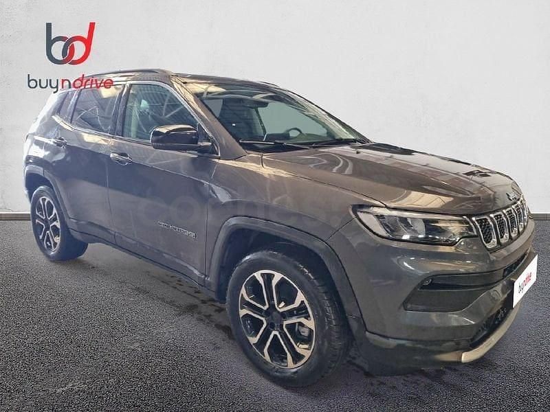 Usado Jeep Compass Limited 240 CV (176 kW) 2023 Gris / plata SUV