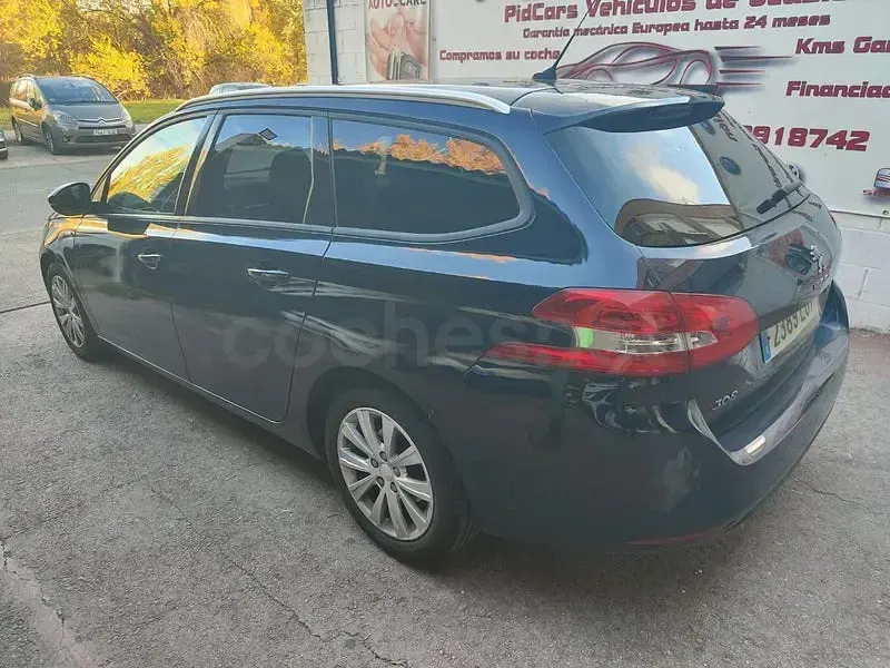 Usado Peugeot 308 Style 100 CV (73 kW) 2020 Azul Familiar