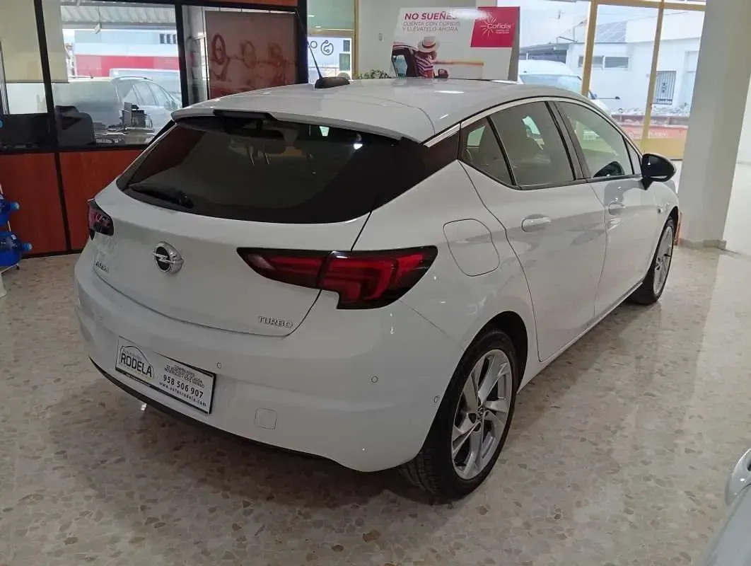 Usado Opel Astra Dynamic 125 CV (91 kW) 2016 Blanco Familiar