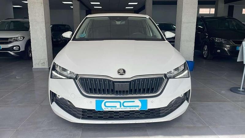 Usado Skoda Scala Ambition 95 CV (69 kW) 2022 Blanco Utilitario
