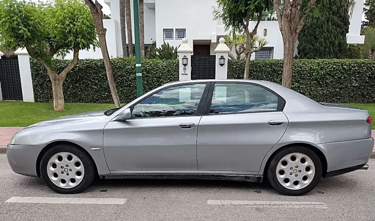 Usado Alfa Romeo 166 Distinctive 175 CV (128 kW) 2004 Plateado Berlina