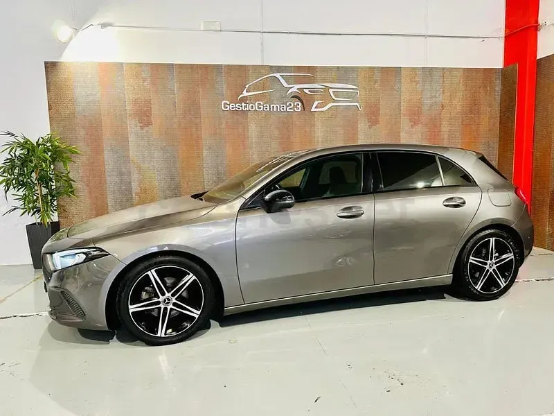 Usado Mercedes A180 116 CV (85 kW) 2019 Gris / plata Berlina