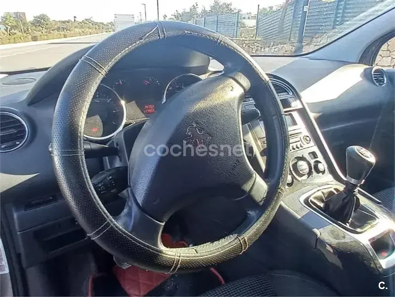 Usado Peugeot 5008 Active 120 CV (88 kW) 2011 Gris / plata Monovolumen