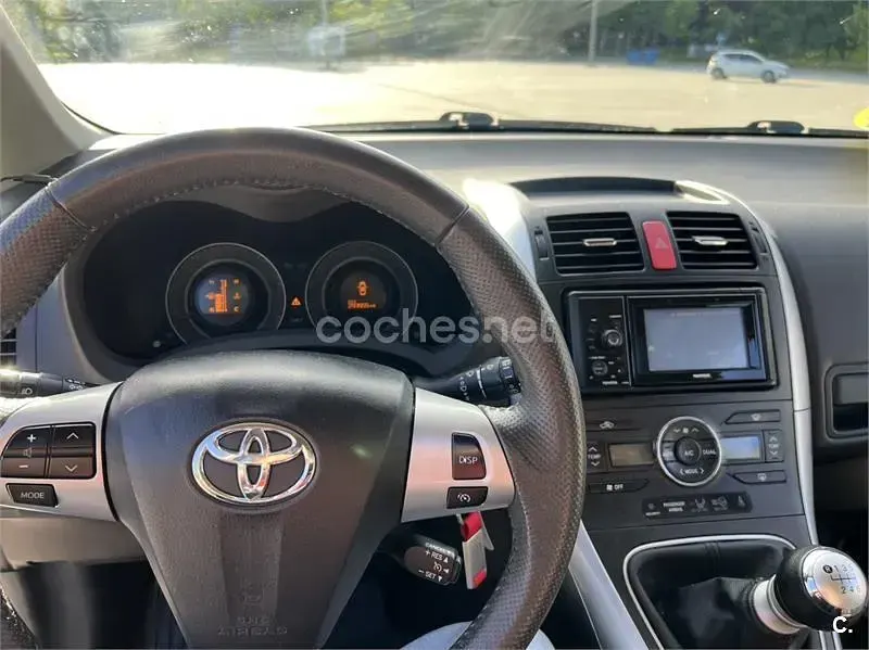 Usado Toyota Auris Active 126 CV (92 kW) 2012 Blanco Berlina