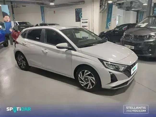 Usado Hyundai i20 84 CV (61 kW) 2025 Gris Utilitario
