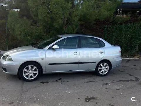 Usado Seat Cordoba Reference 75 CV (55 kW) 2005 Gris / plata Berlina