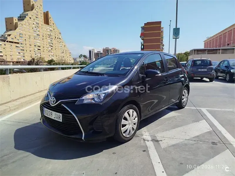 Usado Toyota Yaris Hybrid Active 100 CV (73 kW) 2017 Negro Berlina