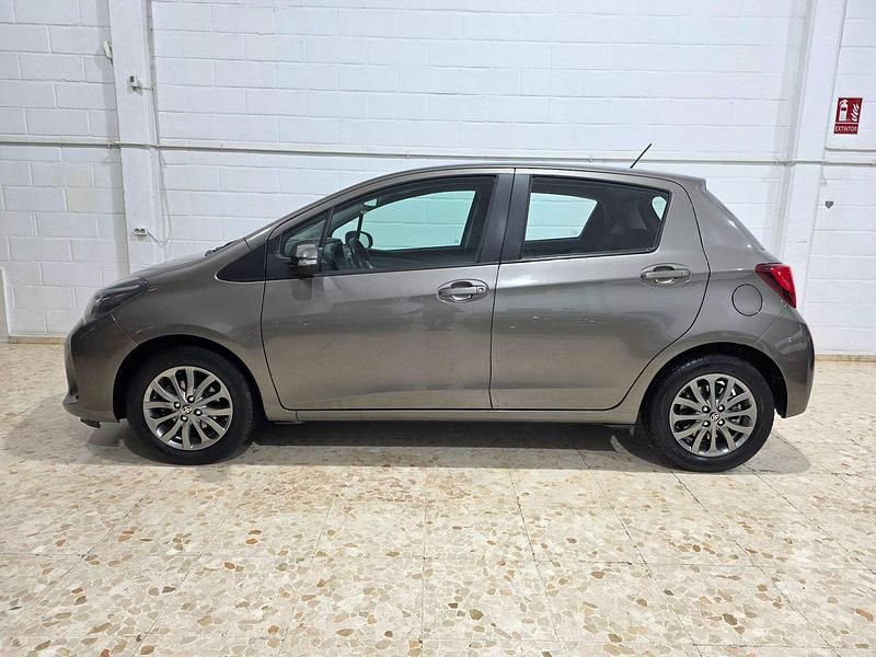 Usado Toyota Yaris Active 100 CV (73 kW) 2017 Gris Utilitario