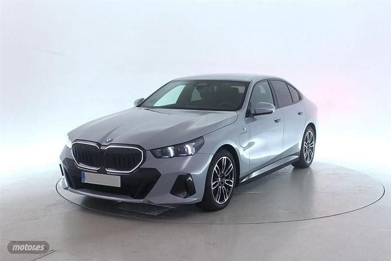 Gris / plata Usado 2025 BMW 530e Comfort Edition Berlina | 61.500 € (Precio justo) - Imagen 1/4